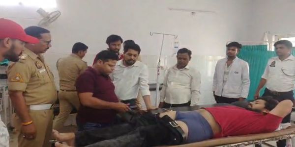 बाइक सवार पूर्व एमएलसी के नाती को कार सवार बदमाशाें ने मारी गोली, फरार