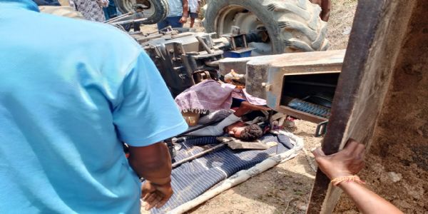 कोरबा में रेत से भरा ट्रैक्टर पलटा, एक युवक की मौत, दो गंभीर