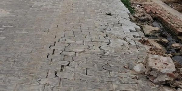 निर्माण के कुछ दिन बाद ही धंसी इंटरलाॅकिंग