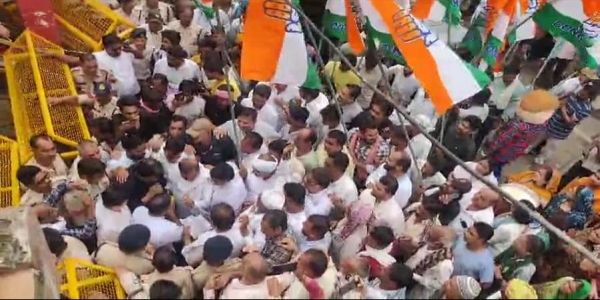 हरदा में कांग्रेस का नगर पालिका के खिलाफ प्रदर्शन, आटे की थाली लेकर पहुंचीं महिला पार्षद