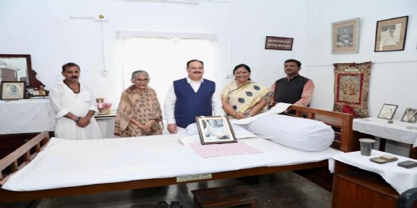 केन्द्रीय मंत्री जे.पी. नड्डा ने लोकनायक जयप्रकाश नारायण को किया नमन, कहा—लोकतंत्र की रक्षा का संदेश आज भी प्रासंगिक