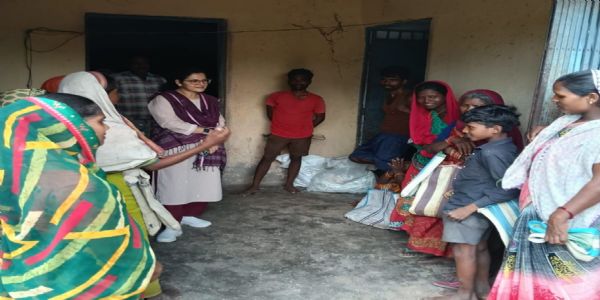 बलरामपुर : उचित मूल्य दुकान पहुंचीं कलेक्टर, शक्कर-चना वितरण और राशन व्यवस्था का लिया जायजा