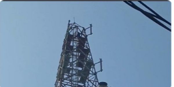 फर्रुखाबाद: प्रेमिका से शादी रचाने के लिए टावर पर चढ़ा युवक, उतारने के प्रयास जारी