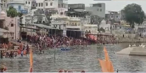 निर्जला एकादशी पर पुष्कर के पवित्र सरोवर में हजारों श्रद्धालुओं ने लगाई आस्था की डुबकी