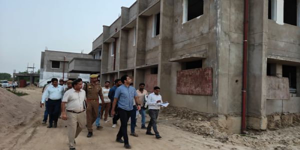 100 शैय्या युक्त अस्पताल निर्माण की धीमी प्रगति पर डीएम नाराज, गुणवत्ता सुधारने के दिए निर्देश