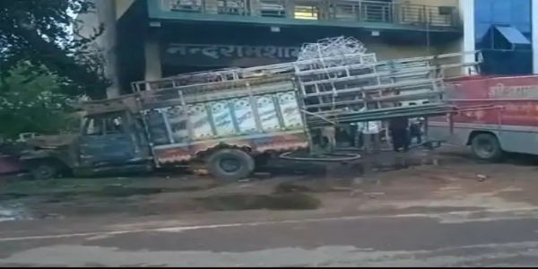 निवाड़ी के पृथ्वीपुर में देर रात टेंट दुकान में भीषण आग, पिकअप वाहन जलकर खाक, लाखों का नुकसान