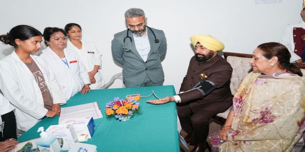 राज्यपाल के साथ 150 लाेगाें ने करवाई स्वास्थ्य जांच