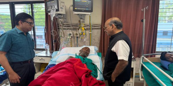 तारातला हादसे के घायलों से एसएसकेएम अस्पताल में मिले मंत्री अजय कुमार पोद्दार