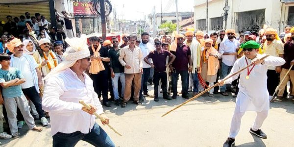 मुहर्रम की नौवीं पर निकला जुलूस, हैरतअंगेज करतबों और खेल का प्रदर्शन