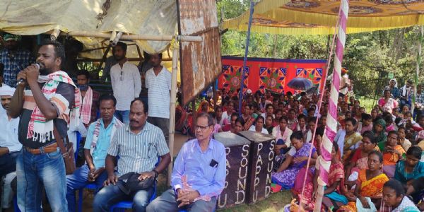 सुनीत केरकेट्टा की गिरफ्तारी के विरोध में समाहरणालय के समक्ष धरना प्रदर्शन