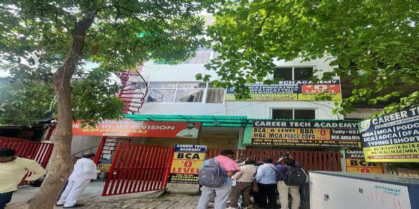 लखनऊ अग्निकांड के बाद प्रयागराज मंडल में 10 कोचिंग सील, सुरक्षा मानकों से समझौता बर्दाश्त नहीं : सौम्या अग्रवाल