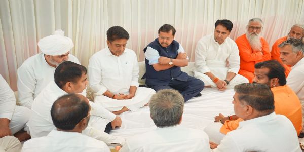 भाजपा के राष्ट्रीय अध्यक्ष नितिन नवीन एनडीएमसी के उपाध्यक्ष कुलजीत सिंह चहच के साथ शोक सभा में शामिल।