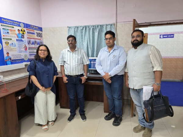 रेडियोलॉजी हब का निरीक्षण करते बिसोया लोइतोंगबाम सहित अन्य