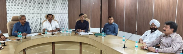 परिवहन आयुक्त एस. प्रकाश बस संचालको एवं अधिकृत वेंडरों की बैठक लेते हुए