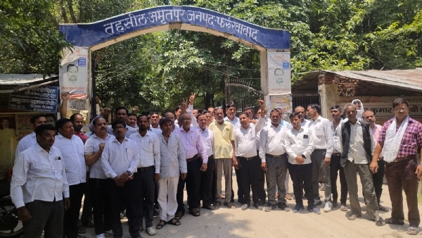 प्रदर्शन करते वकील