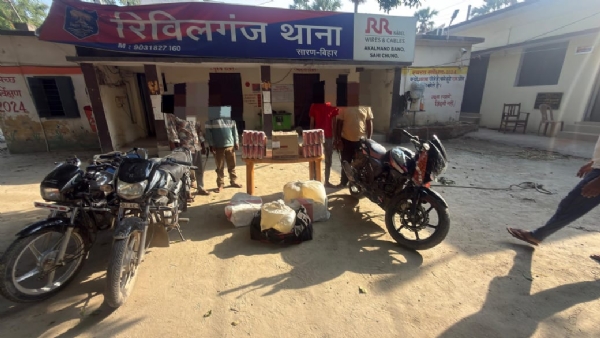 रिविलगंज पुलिस ने 120 लीटर शराब के साथ चार युवकों को किया गिरफ्तार