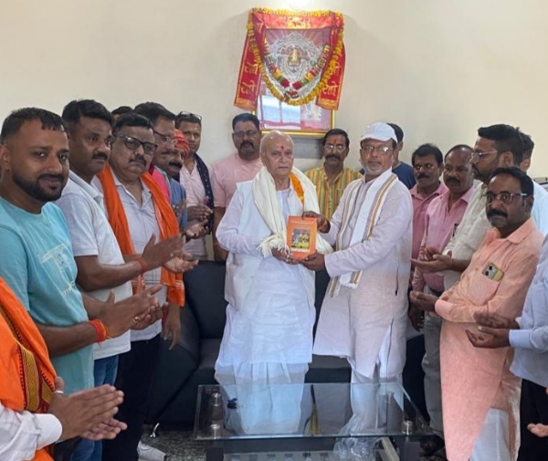 लोकतंत्र सेनानी को अंगवस्त्र, माल्यार्पण तथा श्रीमद्भगवद्गीता भेंट कर सम्मानित करते पूर्व भाजपा जिलाध्यक्ष मनोज जायसवाल व अन्य।