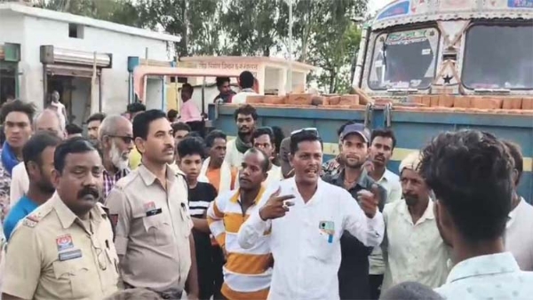 रेत के अवैध कारोबार के खिलाफ ग्रामीणाें का चक्काजाम