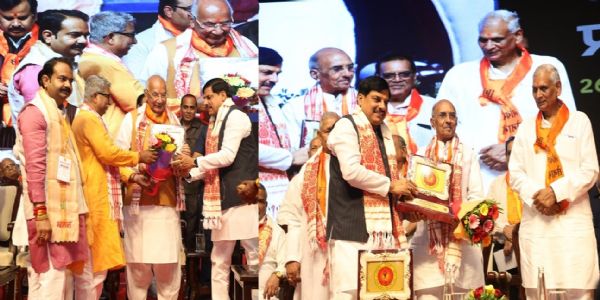 मुख्यमंत्री डॉ. मोहन यादव ने रवींद्र भवन भोपाल में लोकतंत्र सेनानियों का अभिनन्दन कर स्मृति चिन्ह भेंट किए