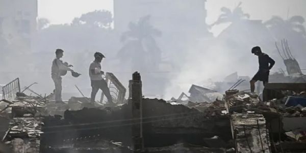 तबाही के बाद ... बचावकर्मी मलबे में जिंदगी की तलाश कर रहे।  फोटो -  इंटरनेट मीडिया