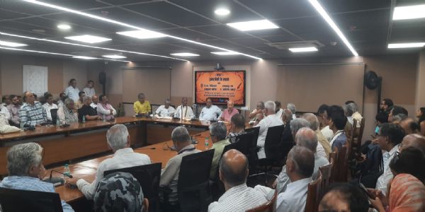 आईजीएनसीए के अध्यक्ष पद्म भूषण राम बहादुर राय के साथ अन्य लोग मौजूद।