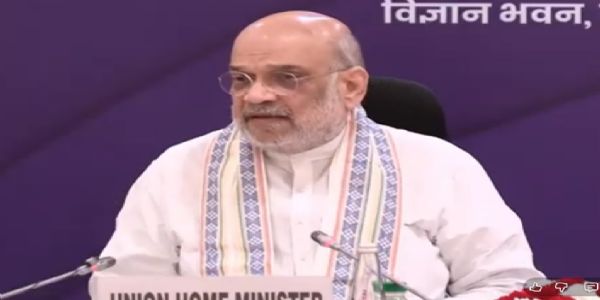 गृह मंत्री अमित शाह संबोधन करते हुए