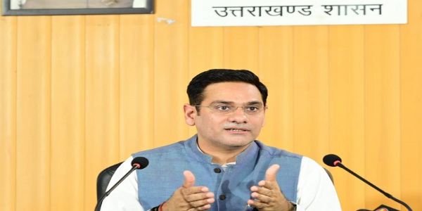 मत्स्य विकास मंत्री सौरभ बहुगुणा सचिवालय स्थित मीडिया सेंटर में पत्रकार वार्ता करते हुए।