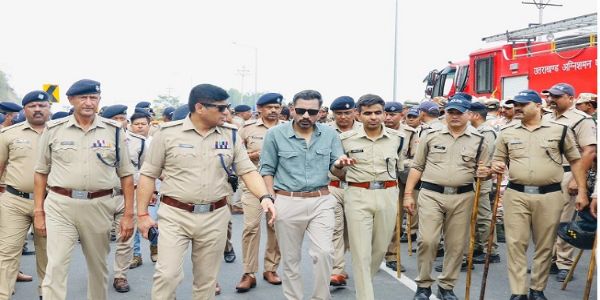 जिलाधिकारी डॉ.आशीष चौहान और वरिष्ठ पुलिस अधीक्षक प्रमेन्द्र डोबाल पांवटा साहिब स्थित उत्तराखंड सीमा का निरीक्षण कर सुरक्षा व्यवस्थाओं का जायजा लेते हुए।