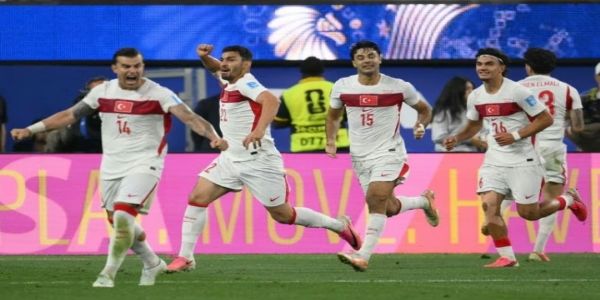गोल करने के बाद खुशी मनाते तुर्किये के खिलाड़ी
