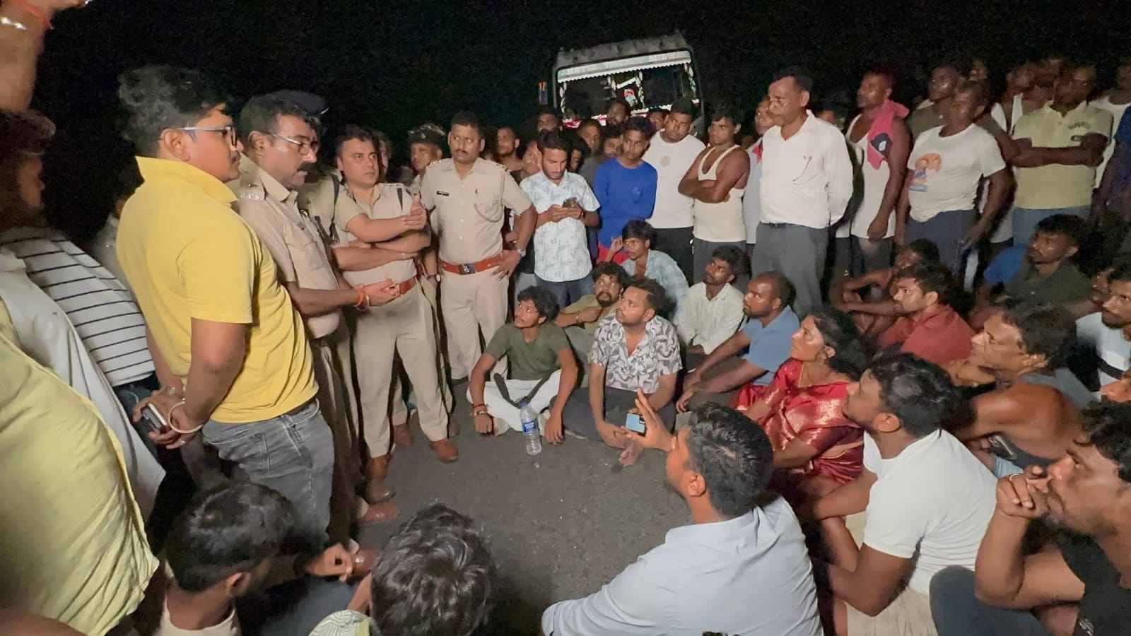 आक्रोशित लोगों को समझाती पुलिस