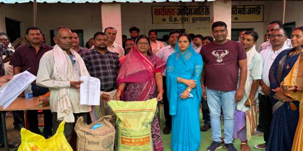 बलरामपुर : विधायक की उपस्थिति में सहकारी समितियों में खाद-बीज वितरण, किसानों को मिली राहत