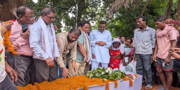 (अपडेट) सुशील पाहन के अंतिम संस्कार में शामिल हुए अर्जुन मुंडा सहित कई नेता