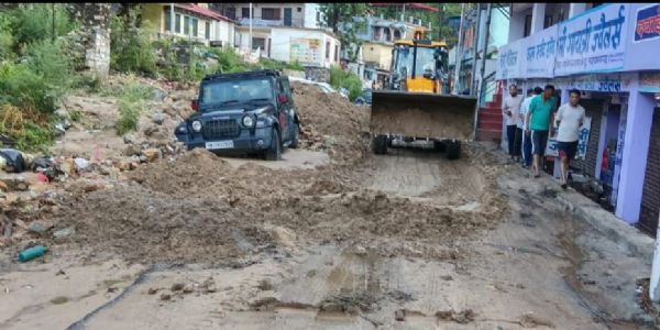 नारायणबगड़ मे अतिवृष्टि के बाद मुख्य बाजार मे राहत व सफाई का कार्य जारी
