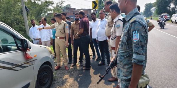 सडक हादसे का डीसी-एसपी ने किया निरीक्षण, एनएचएआई को कार्य पूर्ण करने का निर्देश