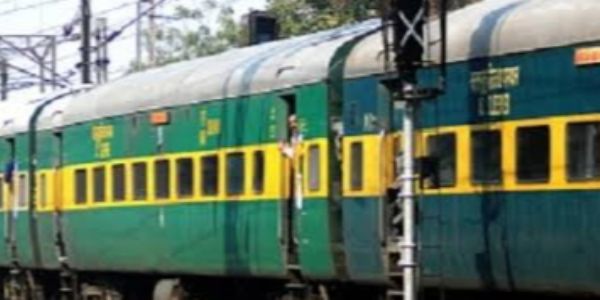 जबलपुर : ट्रेन में सांप के काटने की आशंका से मची अफरा-तफरी, स्टेशन पर एक घंटे चली तलाशी