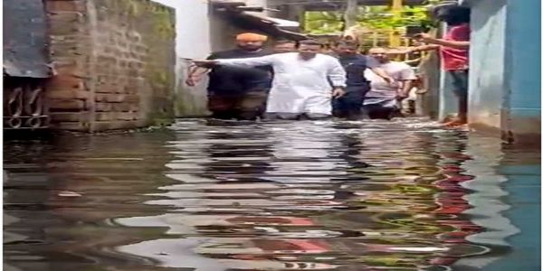 विधायक रुद्रनील ने पानी भरी सड़क पर खड़े होकर दिलाया भरोसा, कहा - अब आप चमड़े के जूते पहन सकते हैं