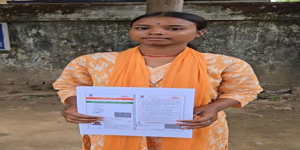 सूरजपुर : सेवा सेतु केंद्र बना संध्या के लिए सहारा, वर्षों पुरानी आधार संबंधी समस्या का हुआ समाधान