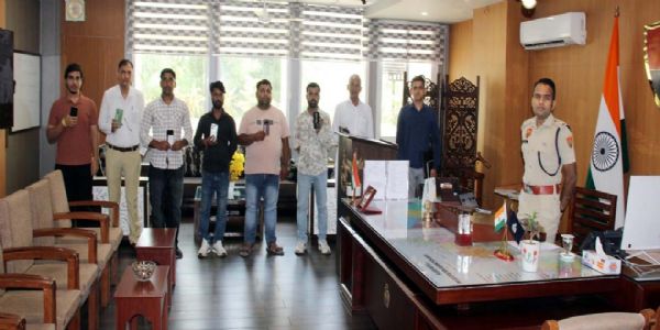 हिसार : साइबर सेल ने बरामद किए 10 गुमशुदा मोबाइल फोन, एसपी ने किए मालिकों के सुपुर्द