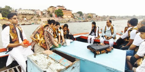 वाराणसी में वैदिक मंत्रोच्चारण के बीच कांग्रेस के राष्ट्रीय सचिव सूरज हेगड़े का अस्थि कलश गंगा में प्रवाहित
