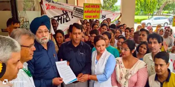 जॉब सिक्योरिटी व लंबित मांगों पर अग्रोहा मेडिकल कॉलेज कर्मचारियों ने किया प्रदर्शन
