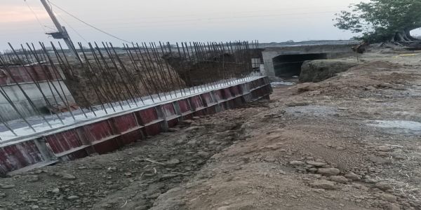 साढ़े चार माह से अधूरा पड़ा है निर्माणाधीन अंडरब्रिज का कार्य, ग्रामीणाें में आक्राेश