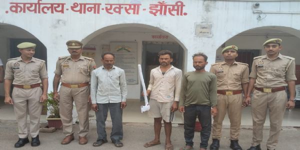 हत्या के प्रयास में तीन आरोपित गिरफ्तार, वारदात में प्रयुक्त कुल्हाड़ी बरामद