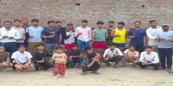 लखनऊ अग्निकांड में मृत युवाओं को हाथरस में दी गयी श्रद्धांजलि, भावुक हो गए कई वक्ता