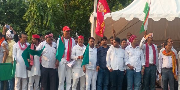 पटना-कोटा एक्सप्रेस को सिटी स्टेशन से हरी झंडी दिखाकर मंत्री गिरीश चंद्र यादव ने किया रवाना