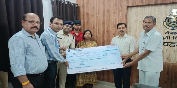 मप्रः दिवंगत पुलिसकर्मी के नॉमिनी को मिली एक करोड़ रुपये की सहायता
