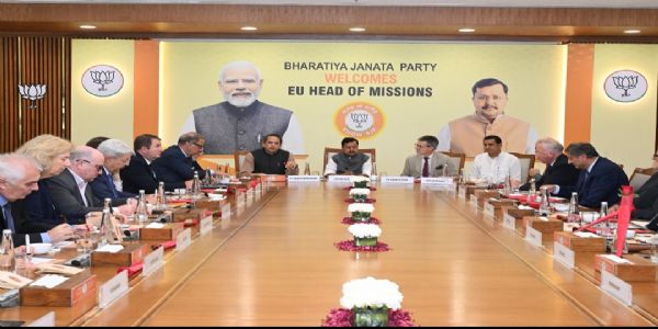 भाजपा अध्यक्ष नितिन नवीन यूरोपीय संघ के प्रतिनिधियों से संवाद करते हुए