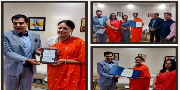 निमंत्रण पत्र देते संस्था के पदाधिकारी