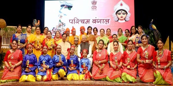 भोपाल के लोक भवन में पश्चिम बंगाल के स्थापना दिवस समारोह का ग्रुप फोटो