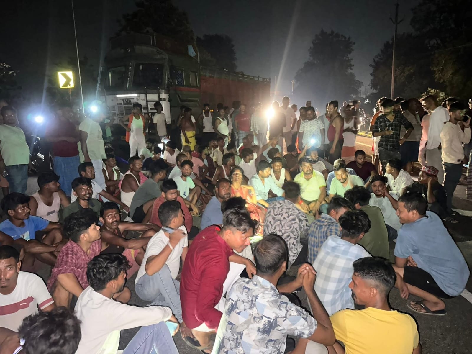 घटनास्थल पर लगी भीड़