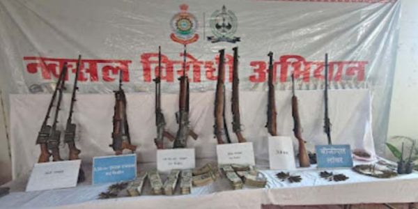 नक्सली डंप से बड़ी मात्रा में हथियार-विस्फोटक सहित 24 लाख रुपये नकद बरामद.jpg
